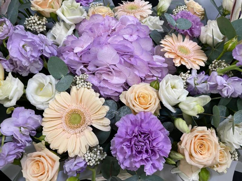 Корзина цветов Открытая к добру