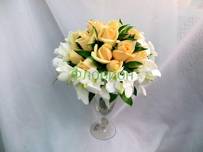 Букет невесты из роз Кремово-белый