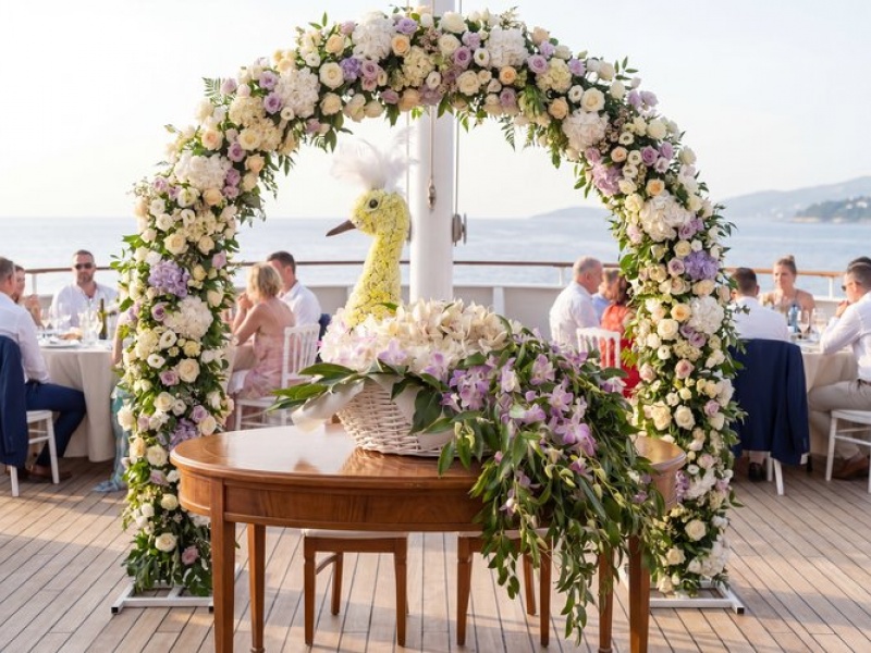 Фигурка из цветов Птица счастья