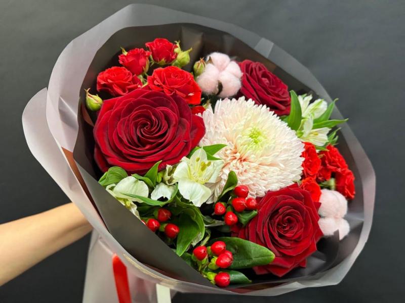 Букет цветов с розами Манящий свет