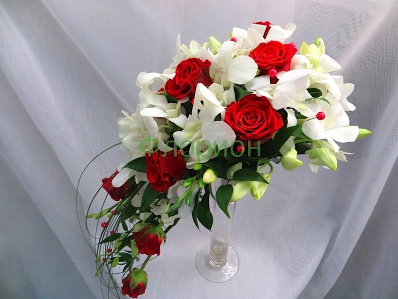 Свадебный букет с орхидеей Красно-белый каскад