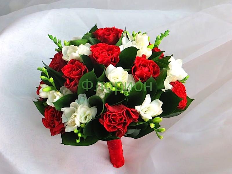 Букет невесты из роз Красно-белый шар 1
