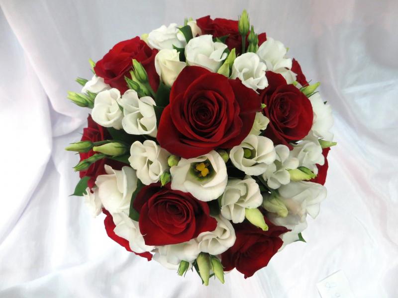 Свадебный букет с розами Шар белый с красным