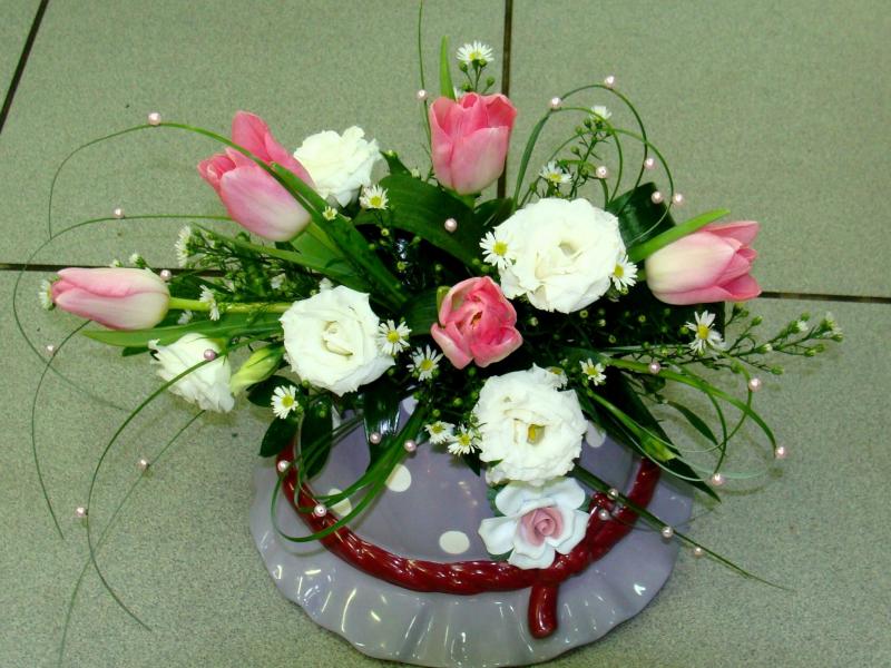 Композиция с живыми цветами Шляпка