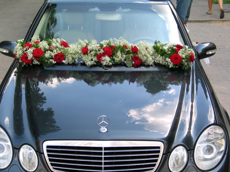 Цветы для украшения свадебной машины Красное и белое