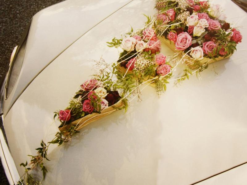 Каскадное украшение для свадебной машины из живых цветов