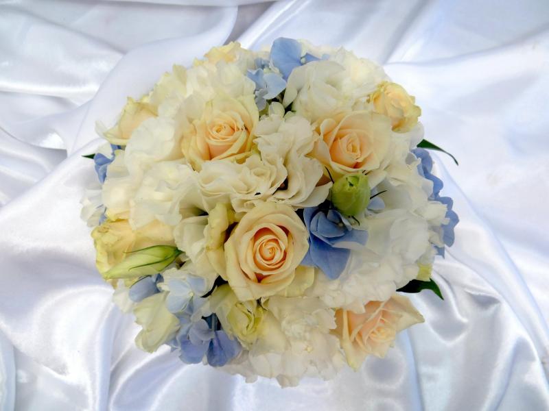 Букет невесты с розами Васильки