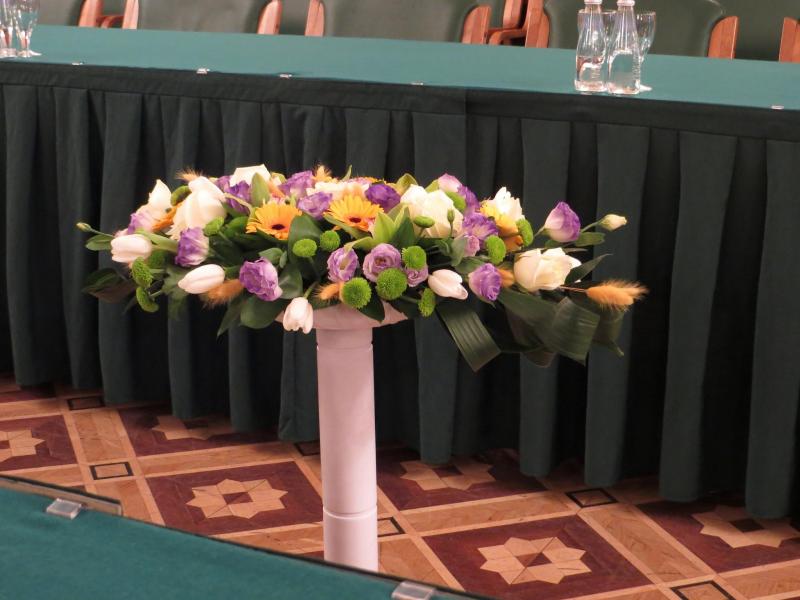 Цветы на стол переговоров Встреча удалась (А)