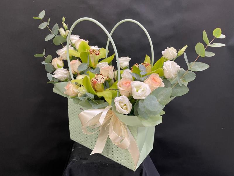 Цветы в сумочке Лето по лугам бродило