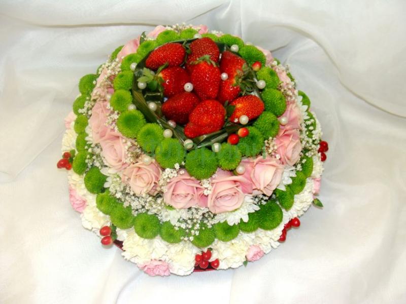 Композиция из цветов Вкусный торт для неё