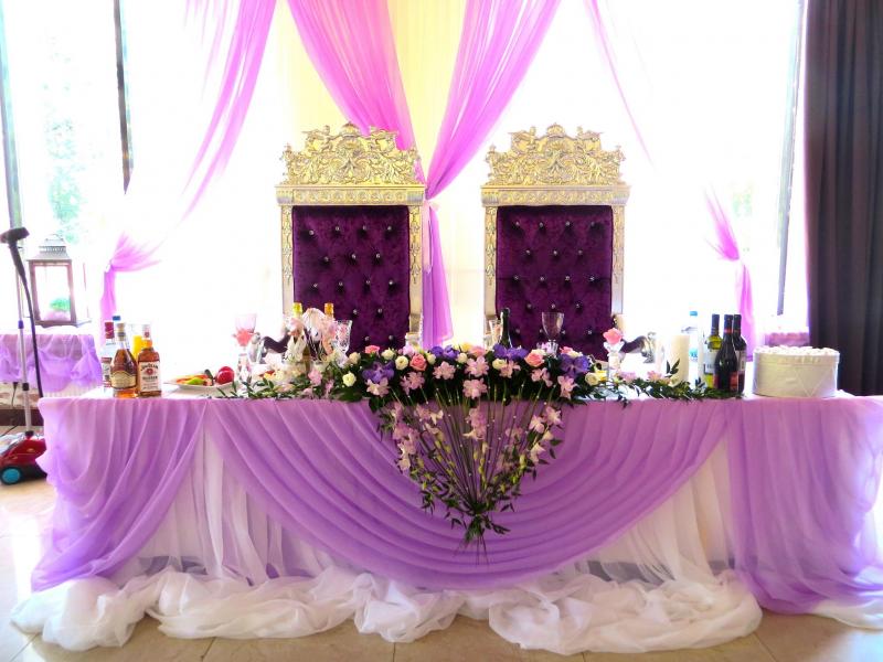 Цветы для оформления свадебного стола тканью Сиреневый сад