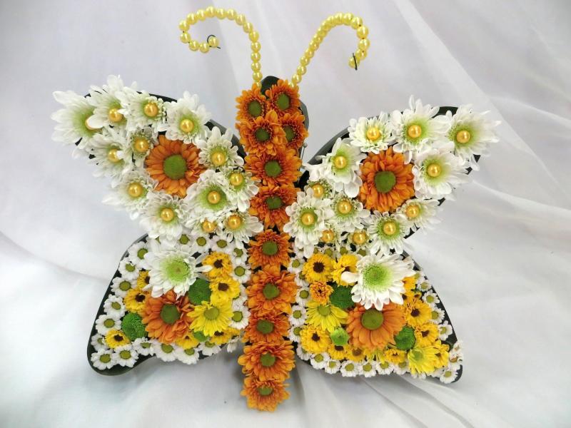 Бабочка из цветов Красавица