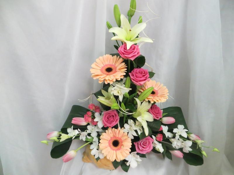 Композиция из цветов Треуголка