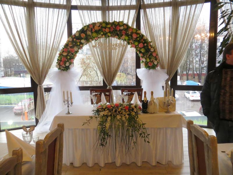 Цветочная свадебная арка. Ресторан Кузьминки