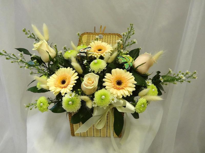 Композиция из живых цветов Трое в лодке