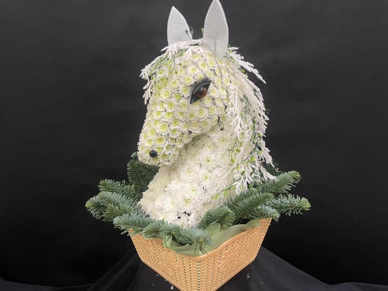 Новогодняя лошадка из цветов Зльвира