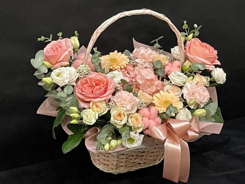 Корзина цветов Каждому счастья – горстями