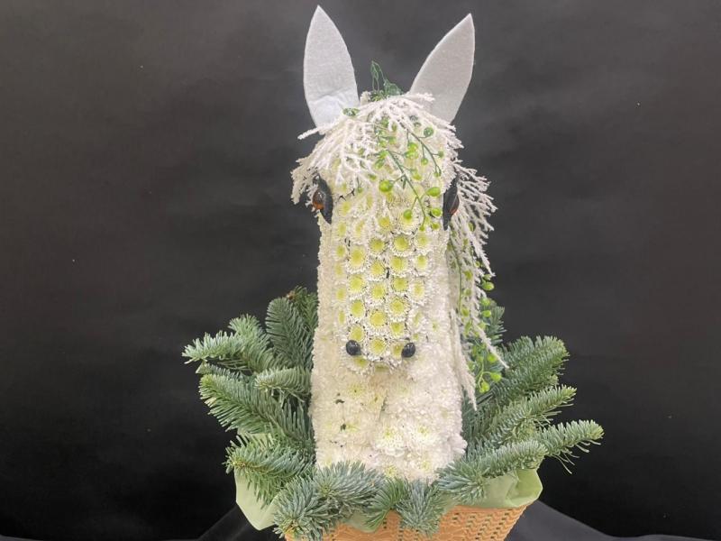 Новогодняя лошадка из цветов Зльвира