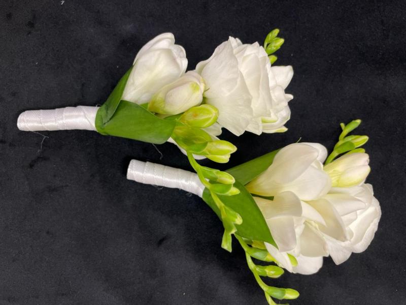 Две бутоньерки жениха Искристы и чисты