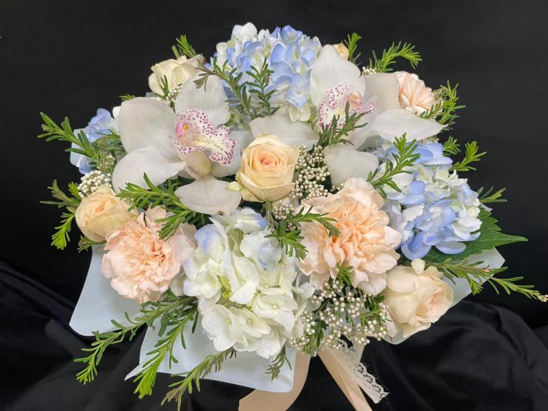 Какое небо голубое Цветы в шляпной коробке