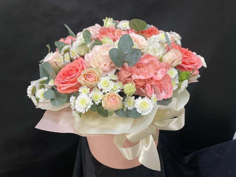 Лучезарная улыбка Цветы в шляпной коробке