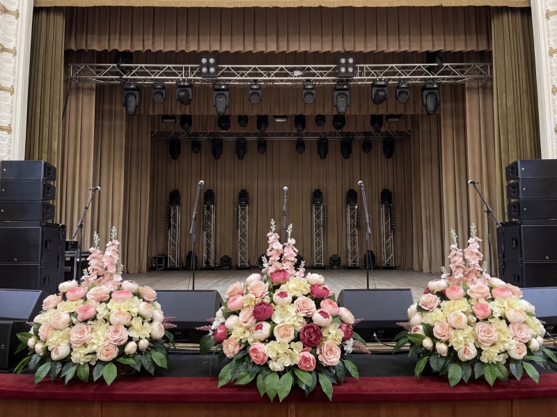 Напольная двусторонняя композиция из цветов Лучшее решение