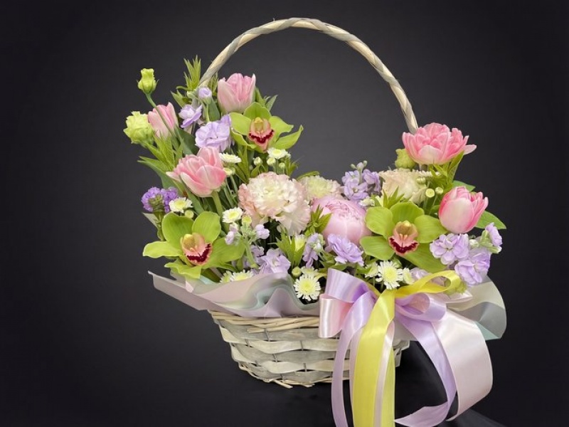 Цветы в корзине Весенний бриз с пионами 