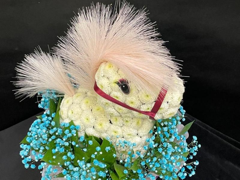 Ясная Лошадка из цветов