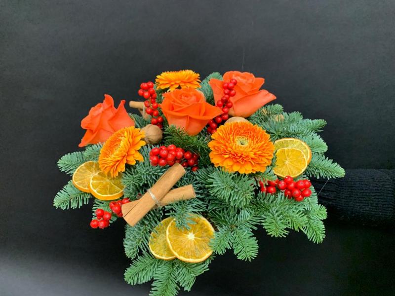 Новогодняя композиция с еловыми ветками Цвет мандарина 