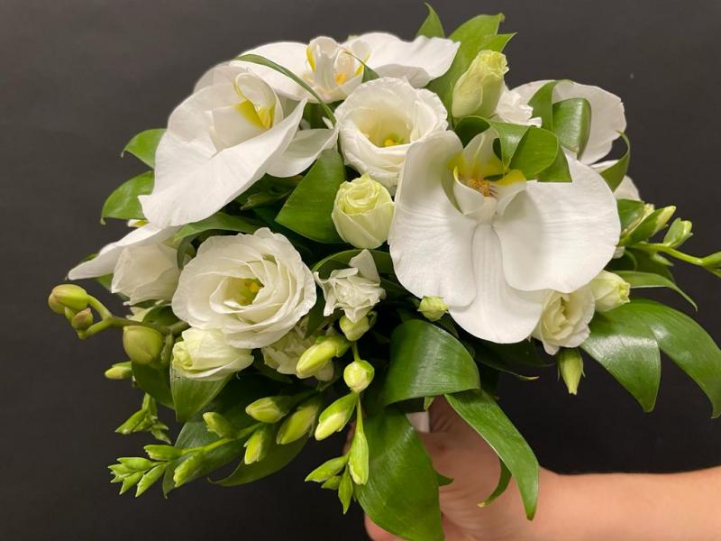 Свадебный букет с орхидеями Белая легенда