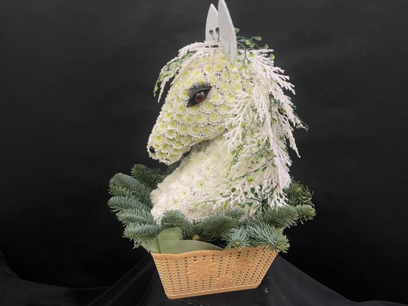 Новогодняя лошадка из цветов Зльвира