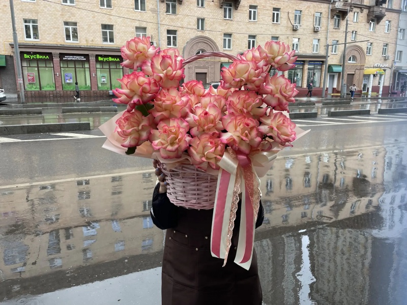 Корзина из роз Колесница золотая