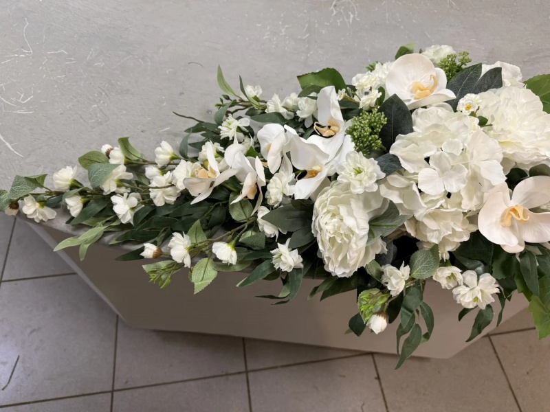 Композиция из цветов Движение ветра