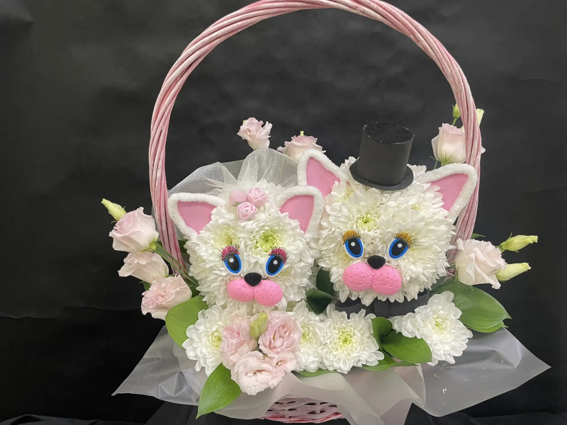 Игрушка из живых цветов котики в корзине Одной дорогой №2