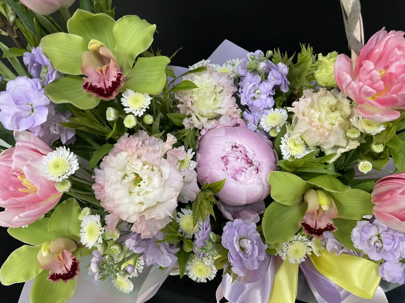 Цветы в корзине Весенний бриз с пионами 