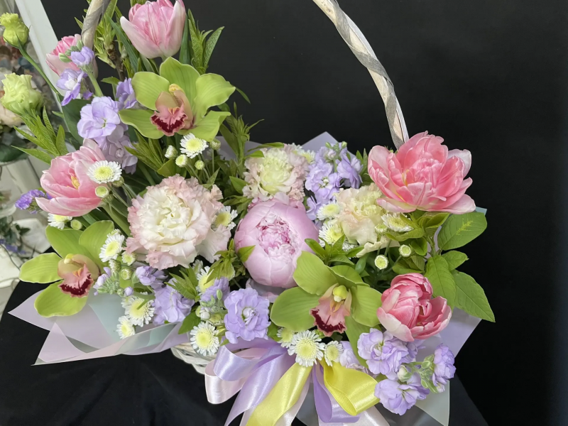 Цветы в корзине Весенний бриз с пионами 