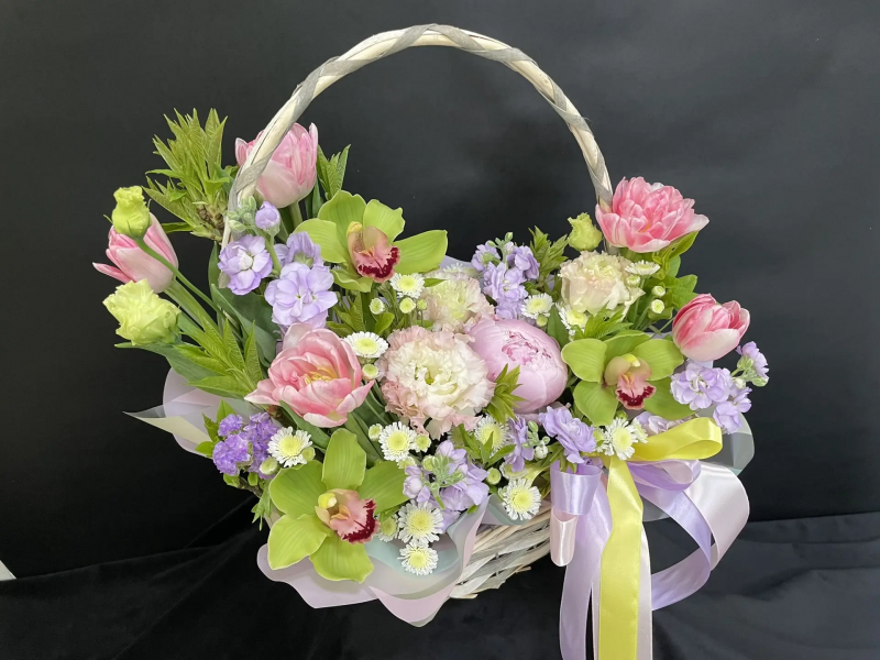 Цветы в корзине Весенний бриз с пионами 